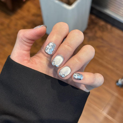 Glamouröse Kunstnägel mit Strahlendem Metallic-Finish Karnz