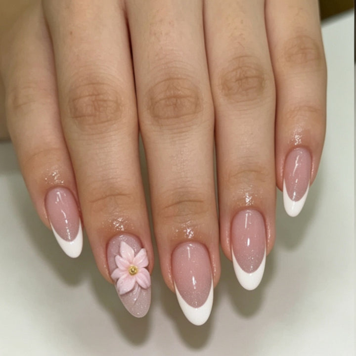 Kunstnägel mit Blumiger Verzierung und Elegantem French-Tip Karnz