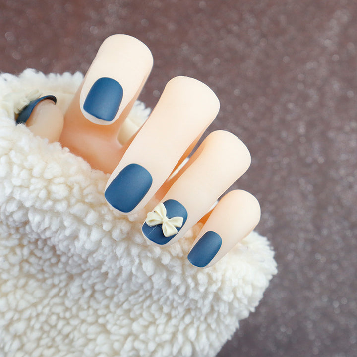 Stylisches dekoratives Press-On Nagelset Karnz