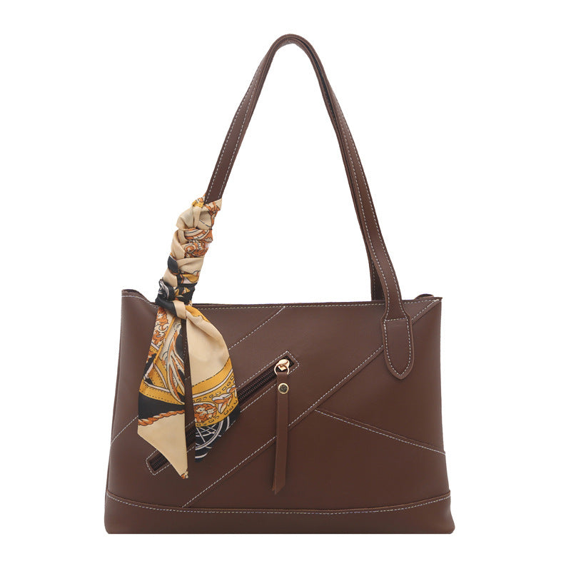 Modische Tote-Bag mit dekorativem Schal