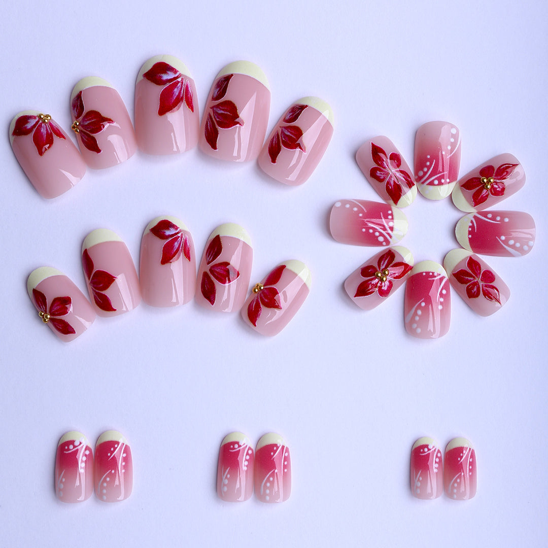 Kunstvolle Fingernägel mit Floralen Details Karnz