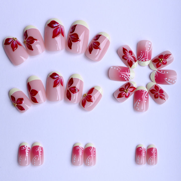 Kunstvolle Fingernägel mit Floralen Details Karnz