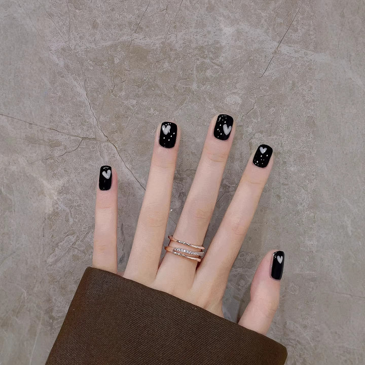Künstlerisches Press-On Nagelkunstset mit Herzmustern
