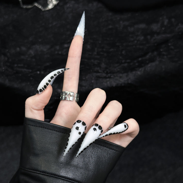 Elegante Stiletto Press-On Nägel mit gepunktetem Design