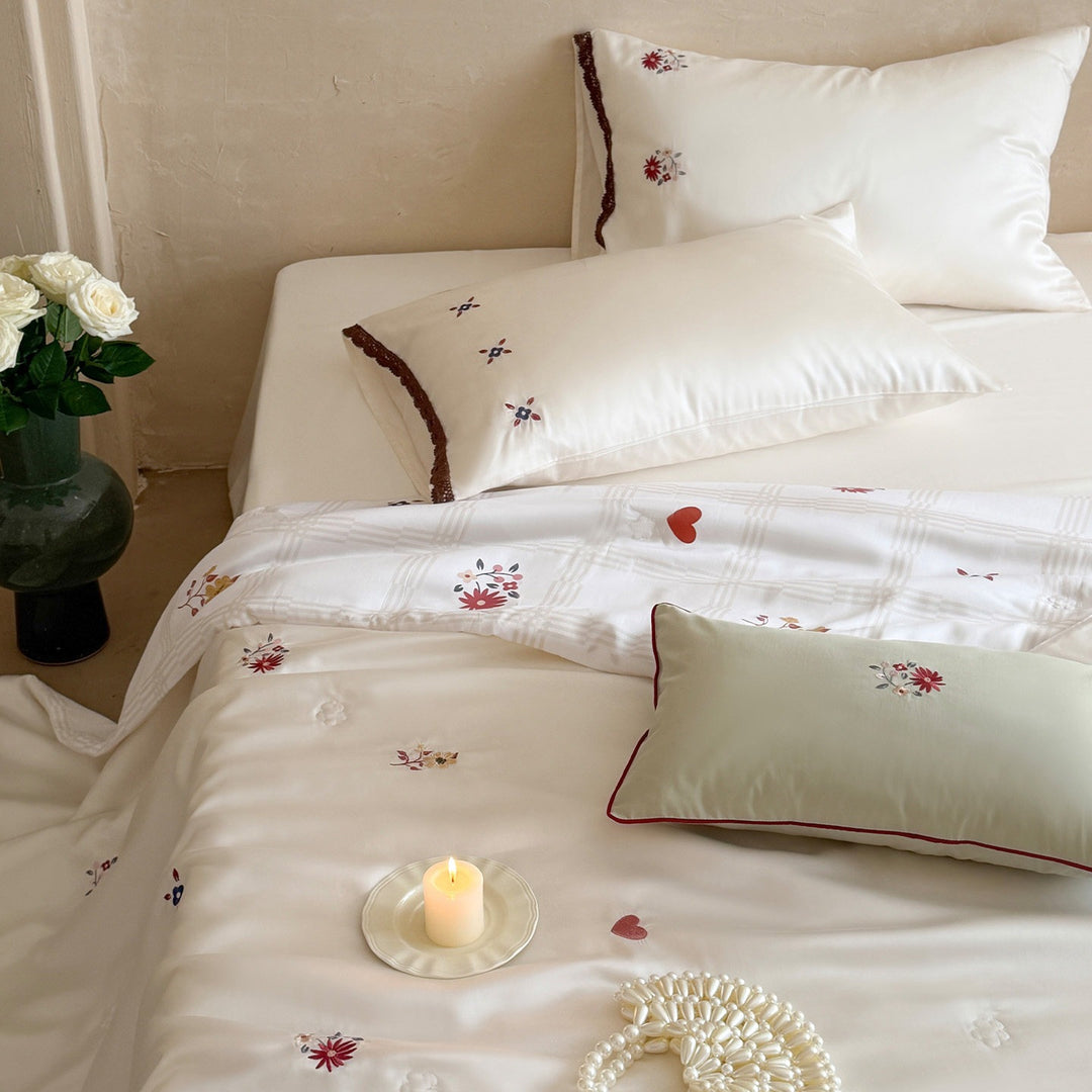 Elegante Satin-Bettwäsche-Garnitur mit feiner Blumenstickerei und Spitzenrand