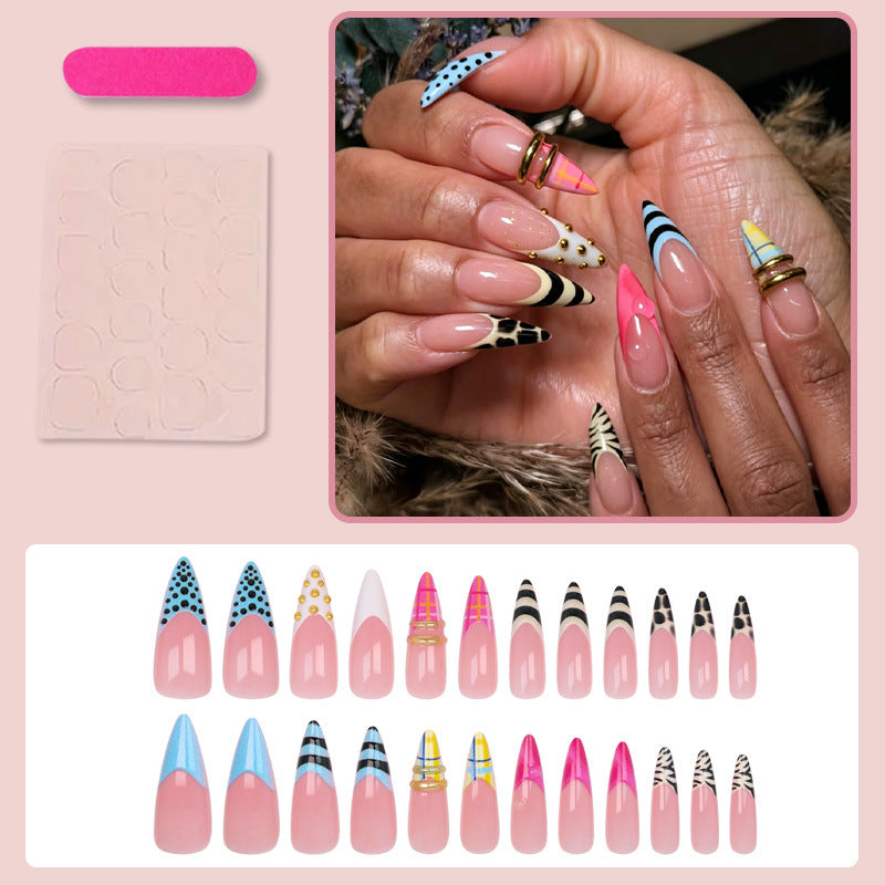 Kunstnagelset mit trendigen geometrischen und modernen Designs Karnz