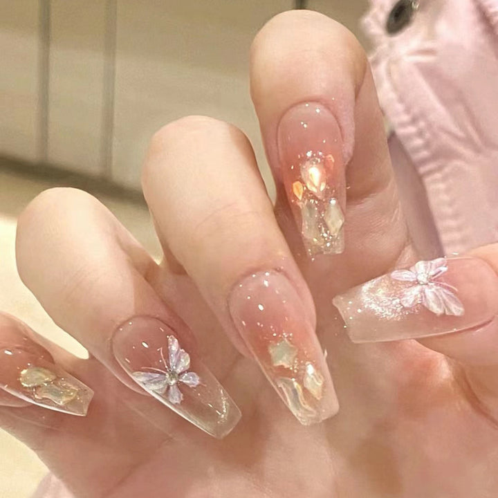 Kunstvolle Nagelverlängerungen mit zartem Blumendesign Karnz