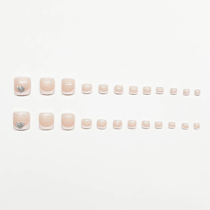 Kunstnagelset mit glamourösem Herzdesign und eleganter French-Spitze Karnz