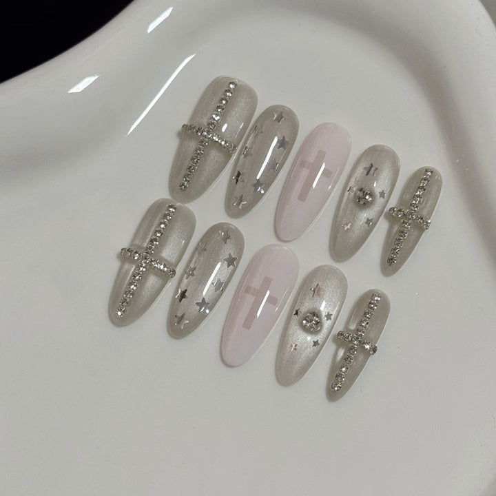Dekoratives Press-On Nail Art Set mit glamourösen Stern- und Kreuzdesigns