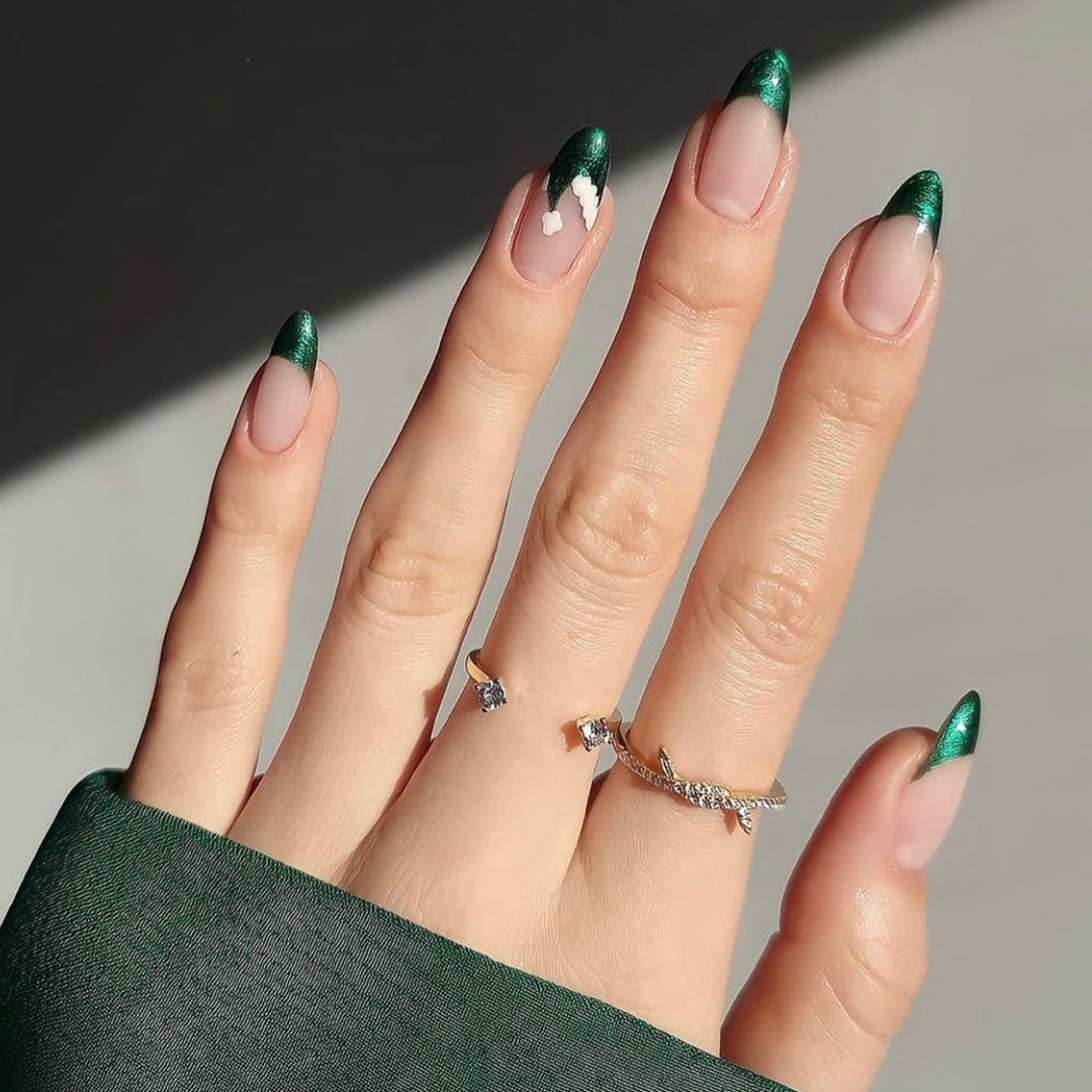 Kunstnagelset mit festlichem Winterthema Karnz