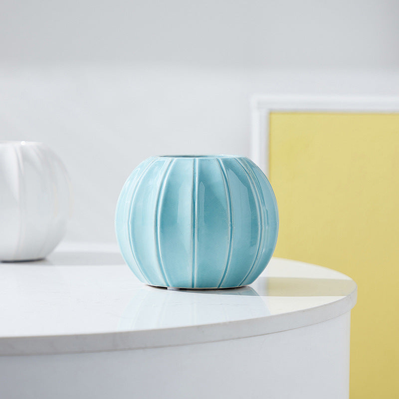 Dekorative Keramikvase mit modernem Rillenmotiv Karnz