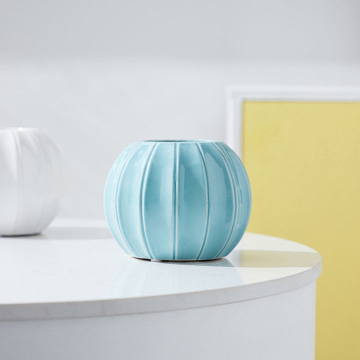 Dekorative Keramikvase mit modernem Rillenmotiv Karnz