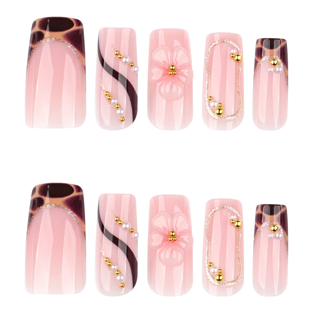 Künstliche Nagelkunst mit Blumen- und Glitzereffekten Karnz