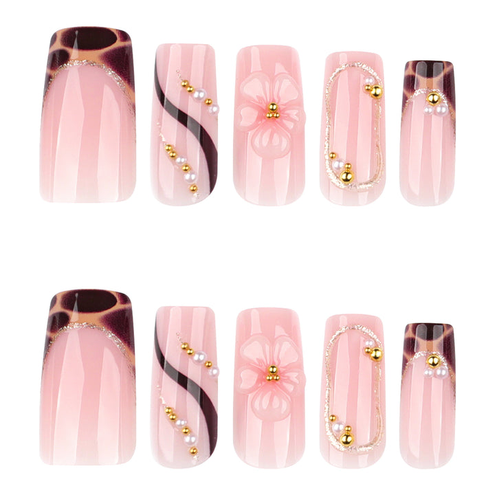 Künstliche Nagelkunst mit Blumen- und Glitzereffekten Karnz