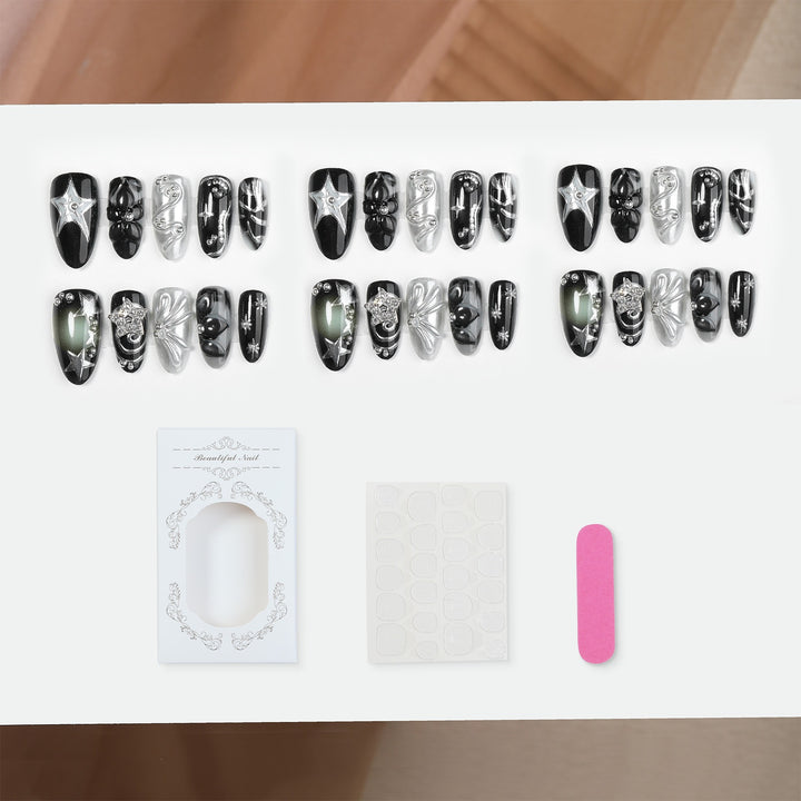 Kunstnagelset mit glamoureusen Designs und einzigartigen 3D-Elementen Karnz
