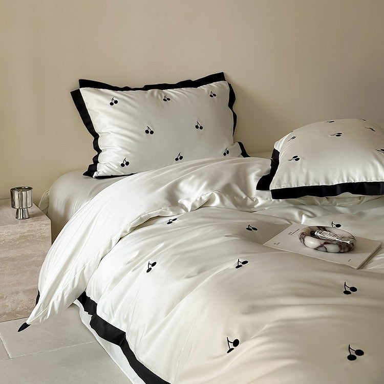 Luxuriöses Satin-Bettwäsche-Set mit Kirschstickerei und kontrastierter Einfassung