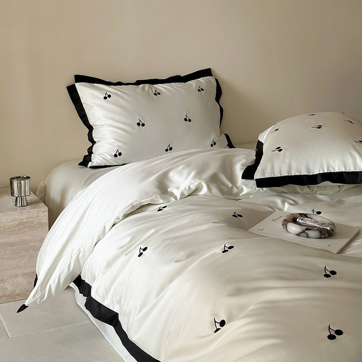 Luxuriöses Satin-Bettwäsche-Set mit Kirschstickerei und kontrastierter Einfassung