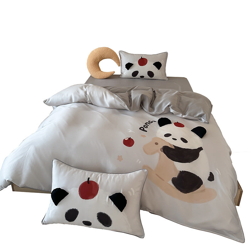 Kinderbettwäsche aus seidenmattem Satin mit illustrativem Panda- und Apfelprint sowie feiner Paspel