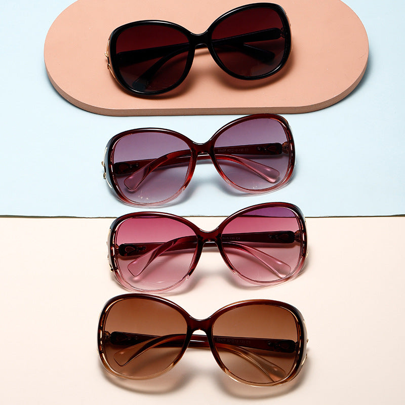 Damen Modische Sonnenbrille im eleganten Design mit auffälligen Verzierungen Karnz