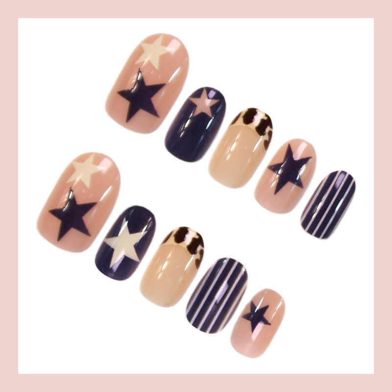 Kunstnagelset mit zarten Rosenakzenten Karnz