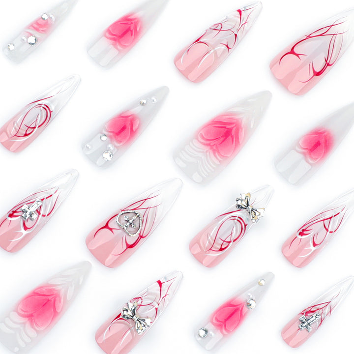 Kunstvolle Stiletto-Nägel mit eleganter floralem Akzent und Glitzerverzierungen Karnz
