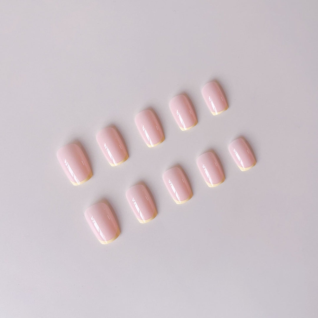 Kunstnagelset mit modernen French-Spitzen und auffälligen Neon-Akzenten Karnz