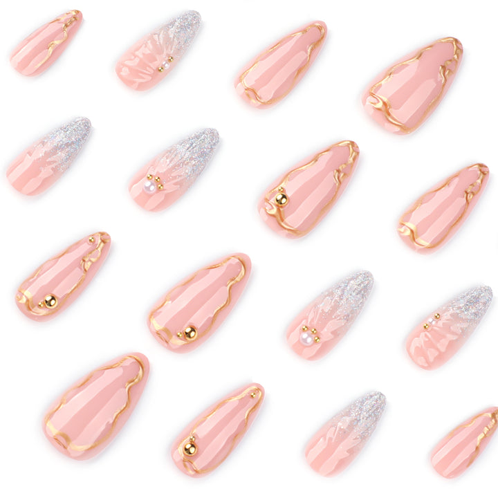 Kunstvolle Stiletto-Nägel mit elegantem Goldverzierungs-Design Karnz