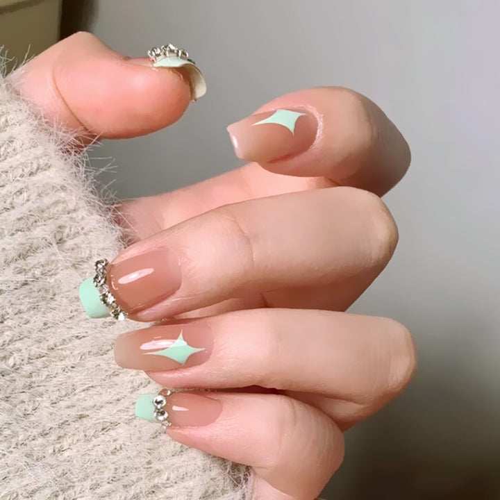 Kunstnagelset mit eleganten geometrischen Verzierungen Karnz