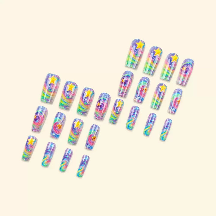 Glitzerndes Kunstnagelset mit buntem Spiral-Design und Sternenakzenten Karnz
