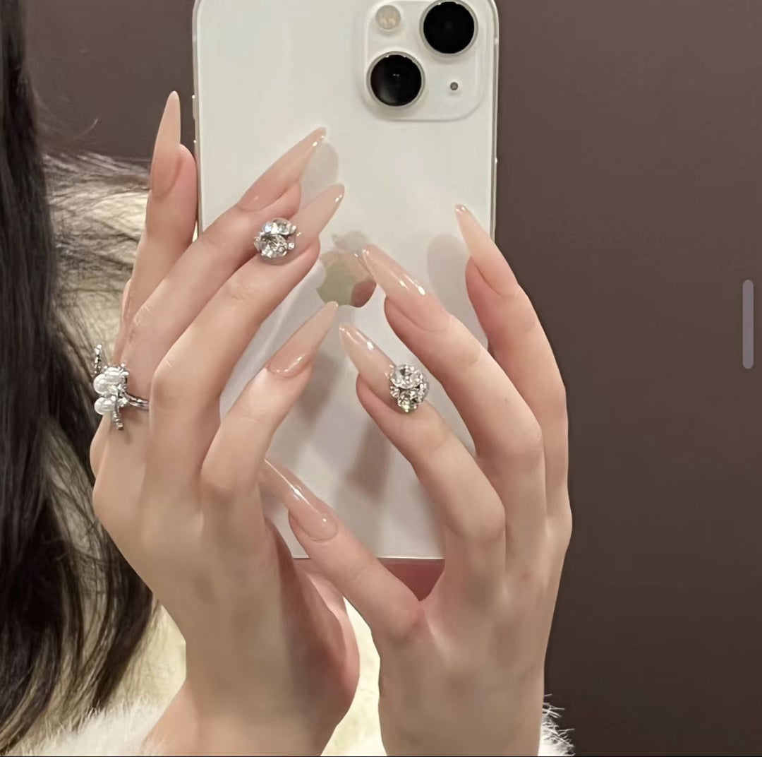 Ombre Stiletto Press-On Nageldesign mit Kristallakzenten Karnz