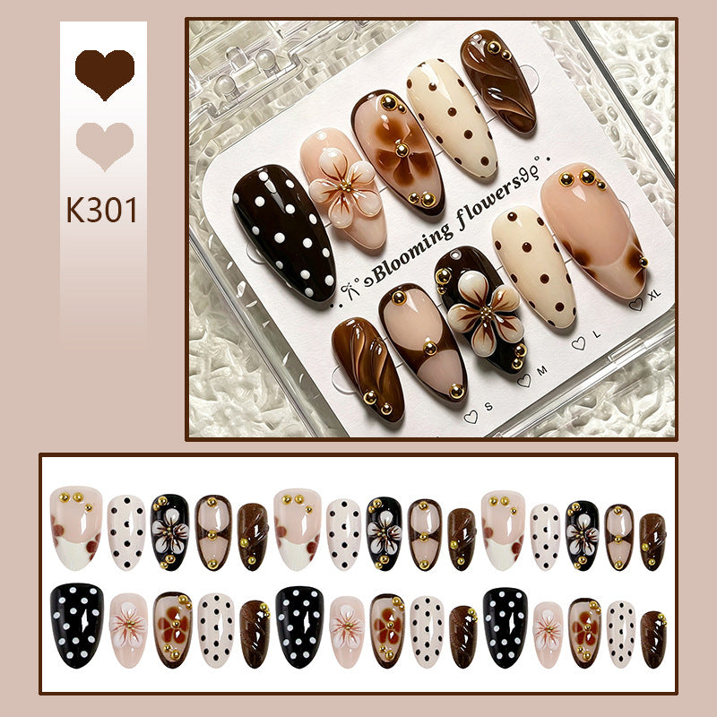 Kunstnagelset mit floralen Akzenten und eleganten 3D-Verzierungen Karnz