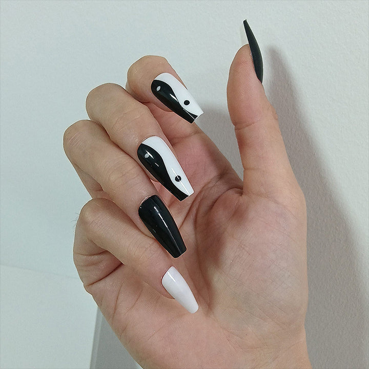 Kunstnägel mit floralem Minimalismus Karnz