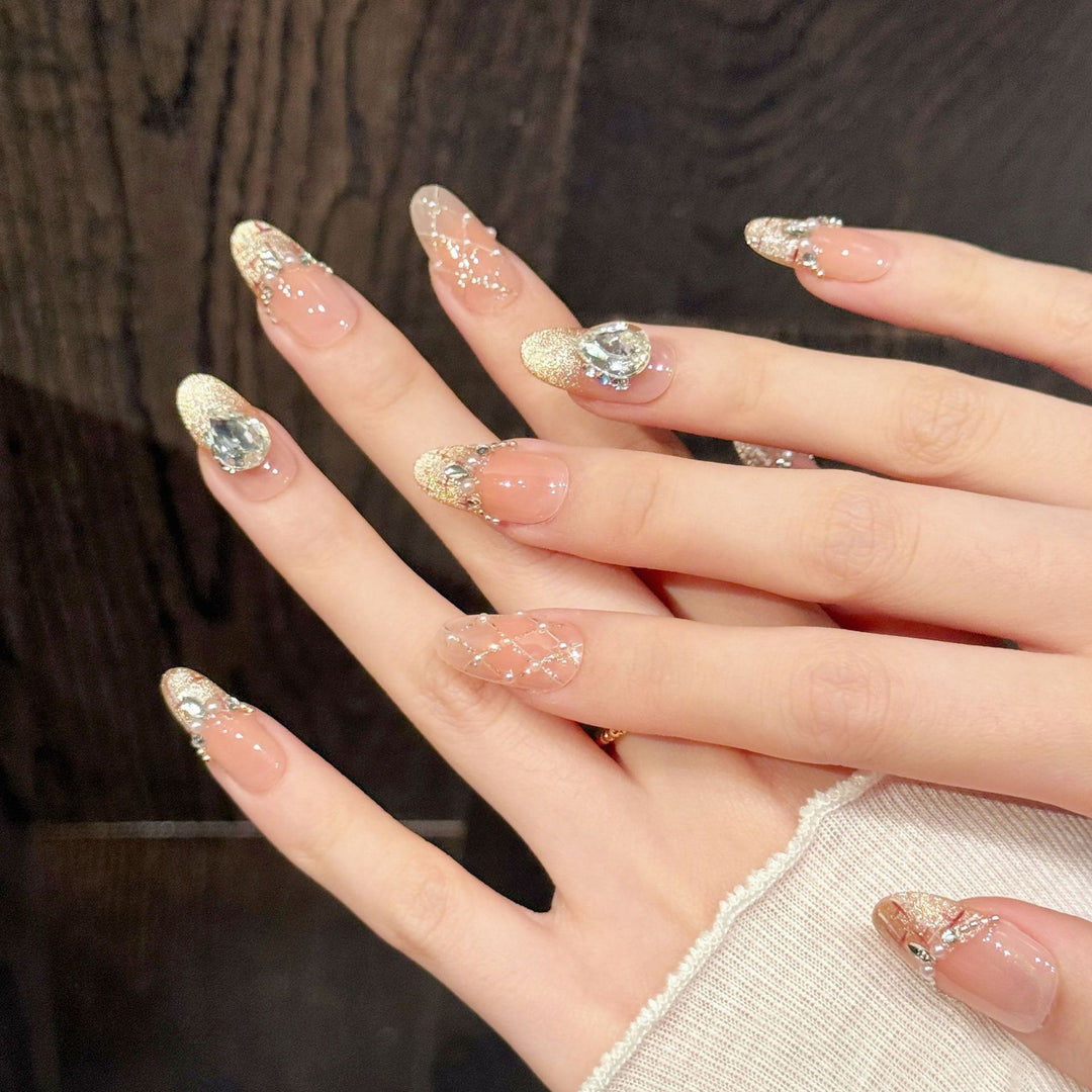 Elegante mit Strass verzierte Press-On Nagelkunst