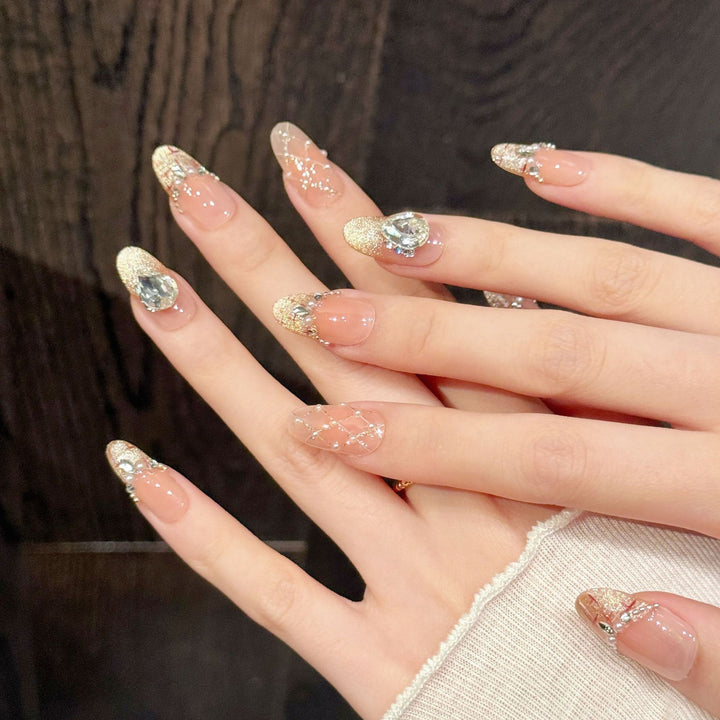 Elegante mit Strass verzierte Press-On Nagelkunst