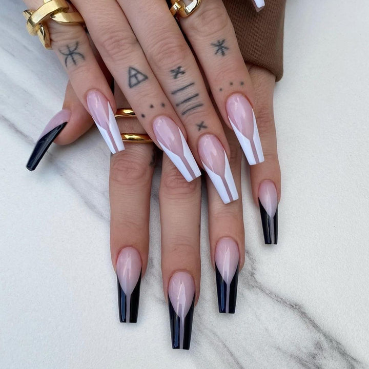 Nagelkunst mit Herz- und Lippenmotiven Karnz