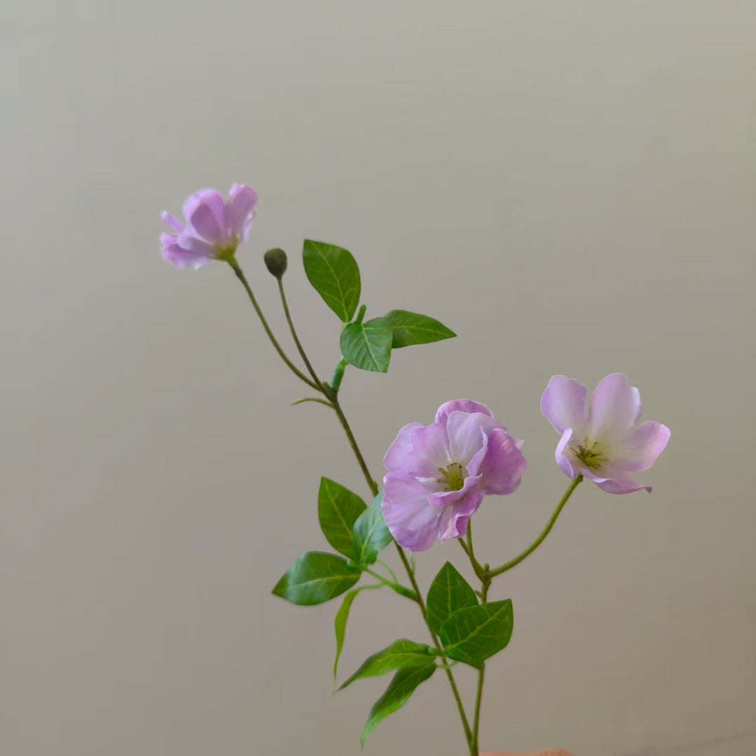 Künstlicher Blumenstängel mit lebensechten Blüten
