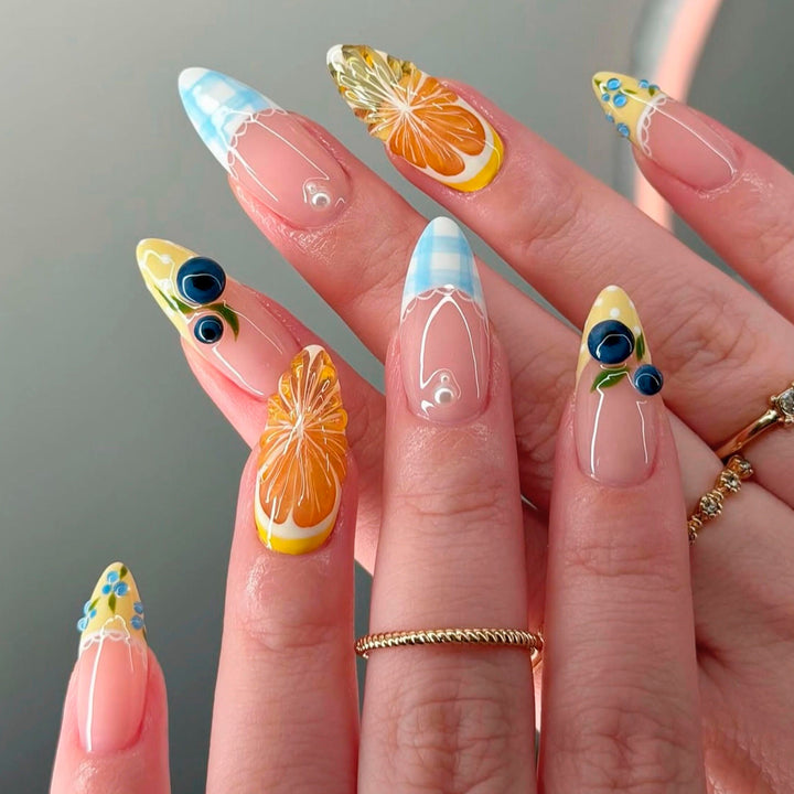 Kunstvolle Nagelverlängerungen mit kreativem Floral-Design Karnz