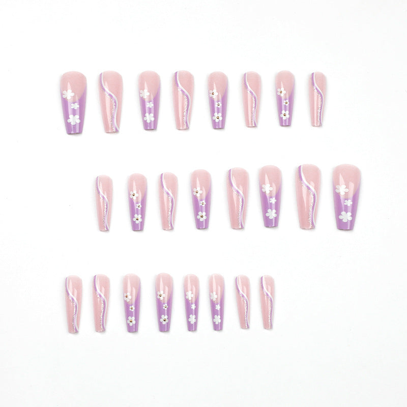 Kreative Nagelkunst mit floralen Akzenten Karnz