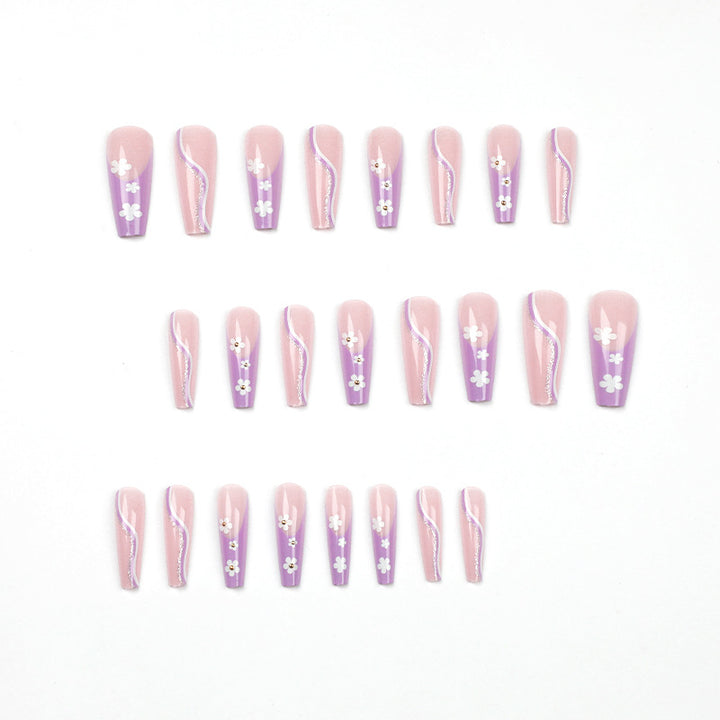 Kreative Nagelkunst mit floralen Akzenten Karnz