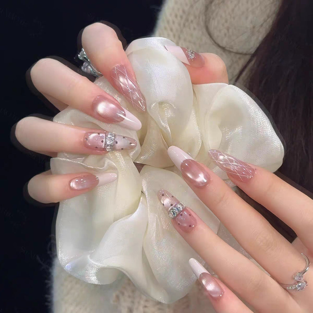 Elegante Stiletto-Nagelkunstverlängerungen mit dekorativen Akzenten Karnz