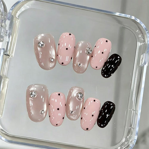 Kunstnagelset mit glamourösen Strassakzenten und modernen Punkten Karnz