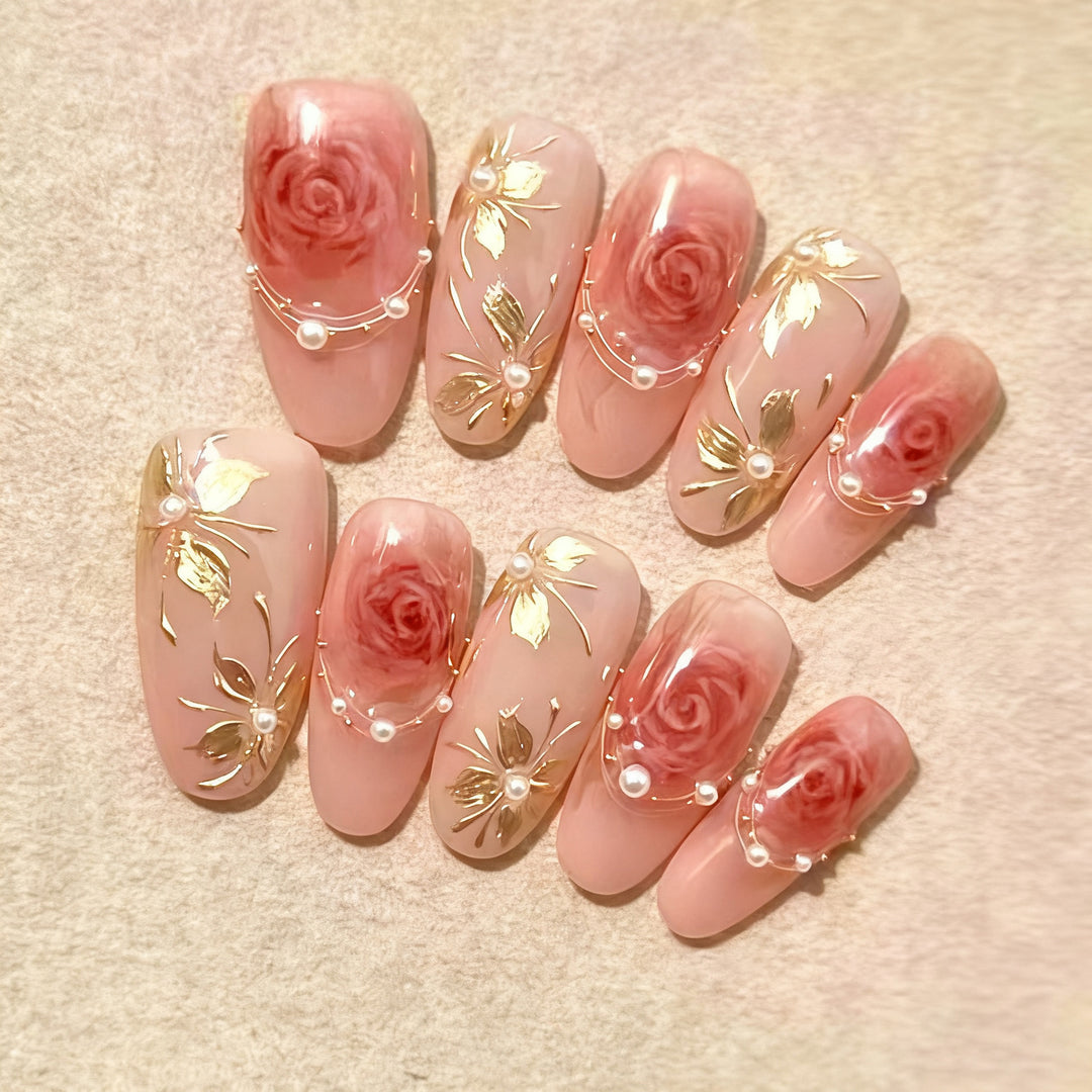 Kunstvolle Nagelspitzen mit Rosen-Design Karnz