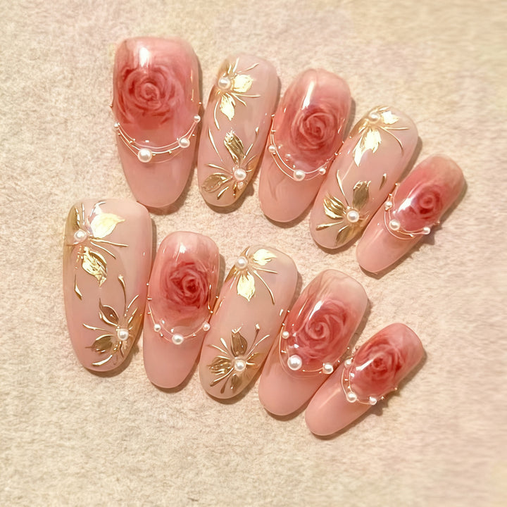 Kunstvolle Nagelspitzen mit Rosen-Design Karnz