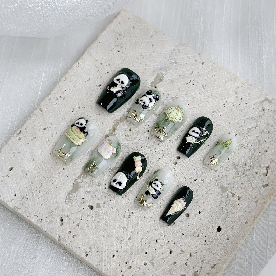 Künstlerisches Press-On Nagelkunst-Set mit süßen Panda-Designs