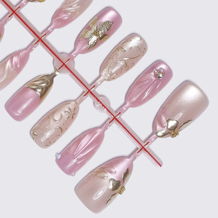 Elegantes Kunstnagelset mit floralen Verzierungen Karnz