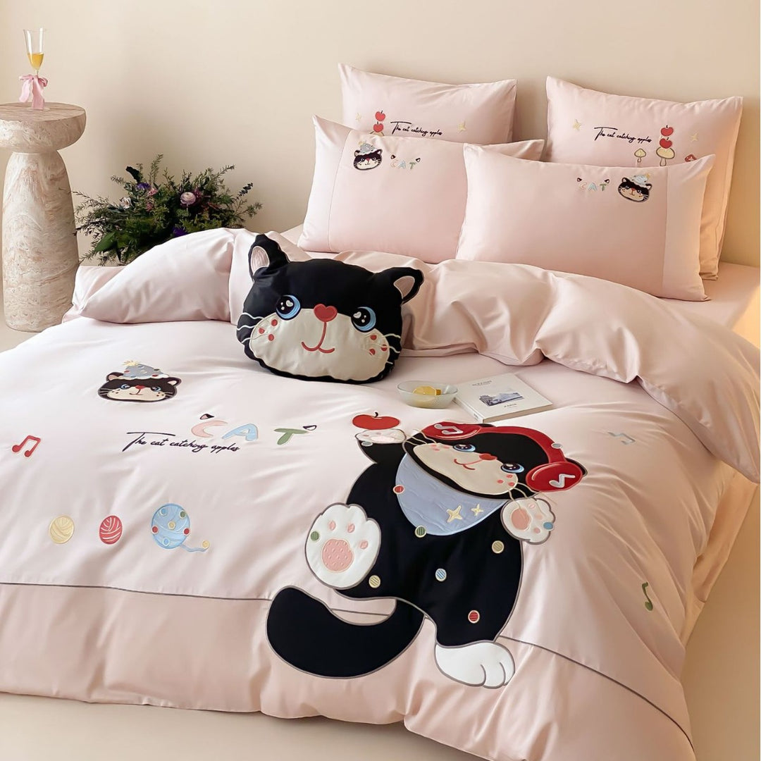 Bettwäsche-Set mit appliziertem Katzenmotiv und Kuschelkissen