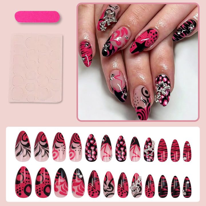 Kunstnagelset mit verspielten Mustern und Strassverzierungen Karnz