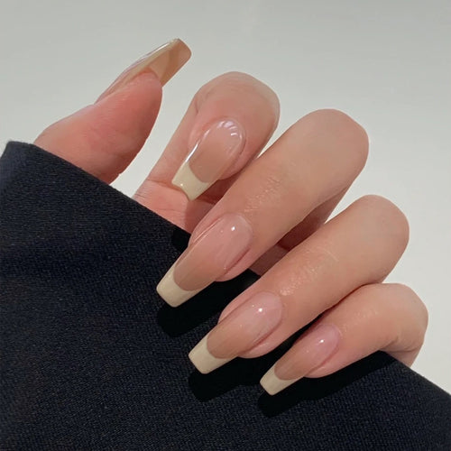 Kunstnagelset mit klassischen French-Spitzen Karnz