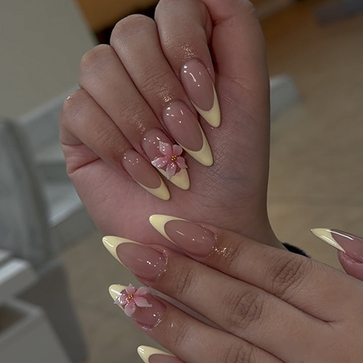 Glamouröse Stiletto-Nägel mit elegantem Sternen-Design Karnz
