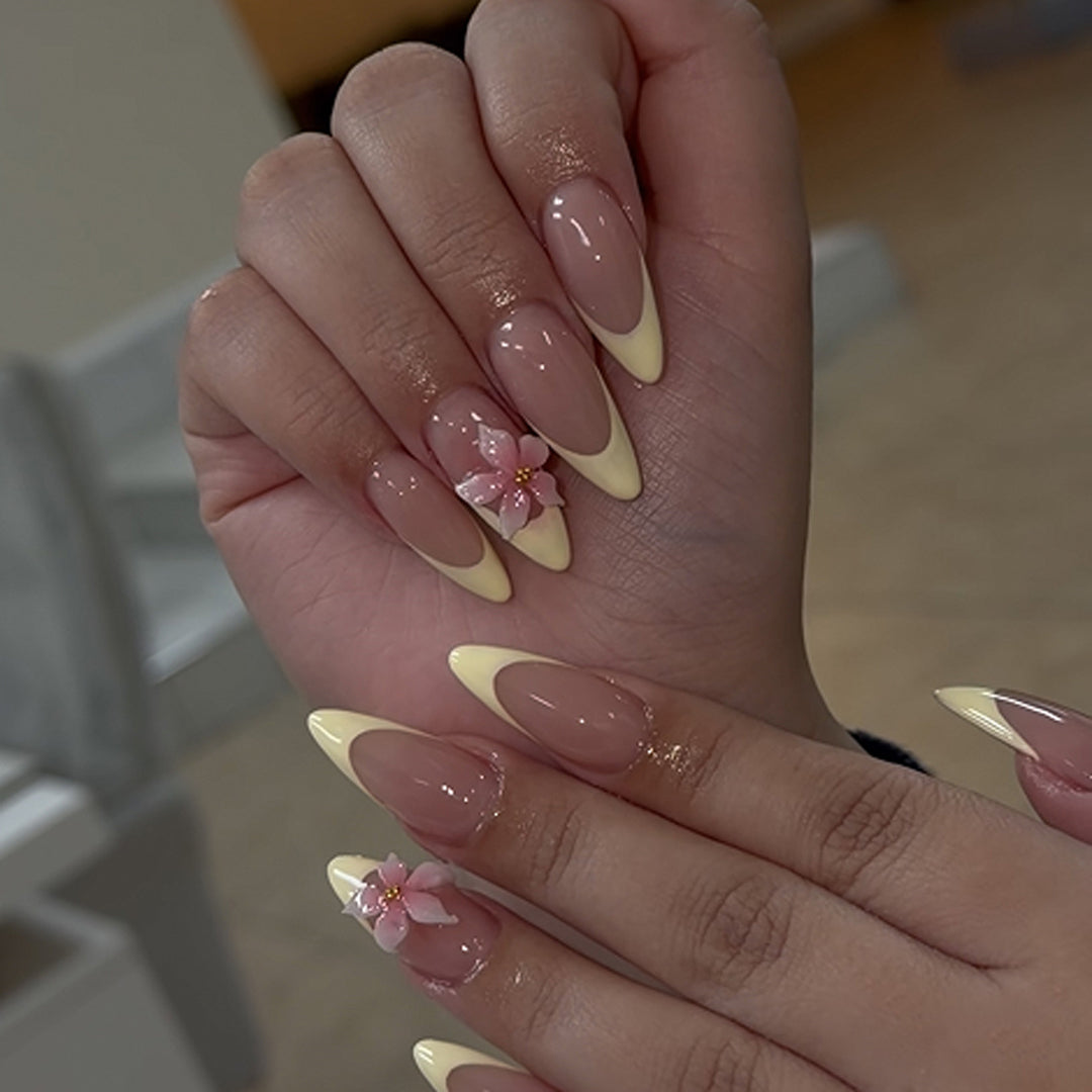 Kunstvolle Stiletto-Nägel mit elegantem Blüten-Akzent Karnz